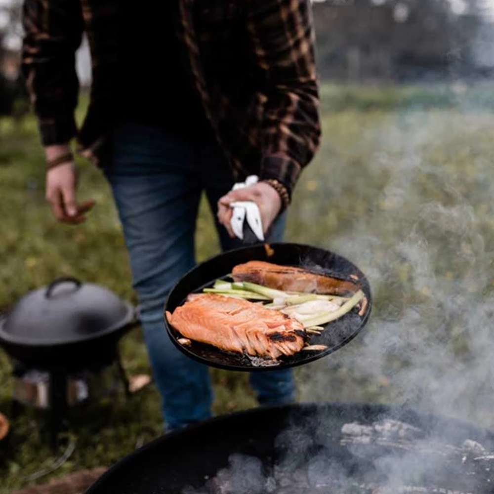 Cooking Outdoor with Barebones Cast Iron Flat Pan